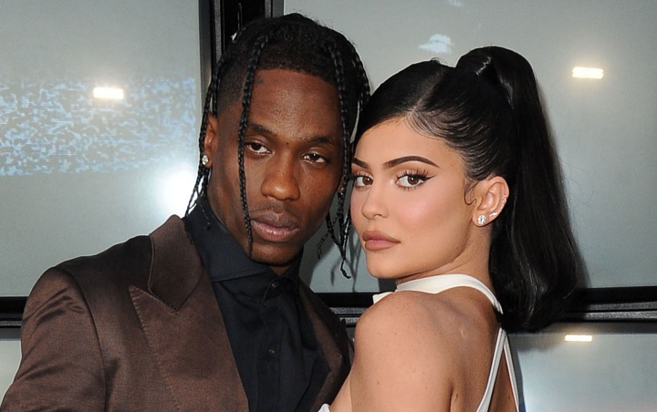 Kylie Jenner Travis Scott Kembali Balikan Dan Tinggal Bersama [ 452 x 720 Pixel ]