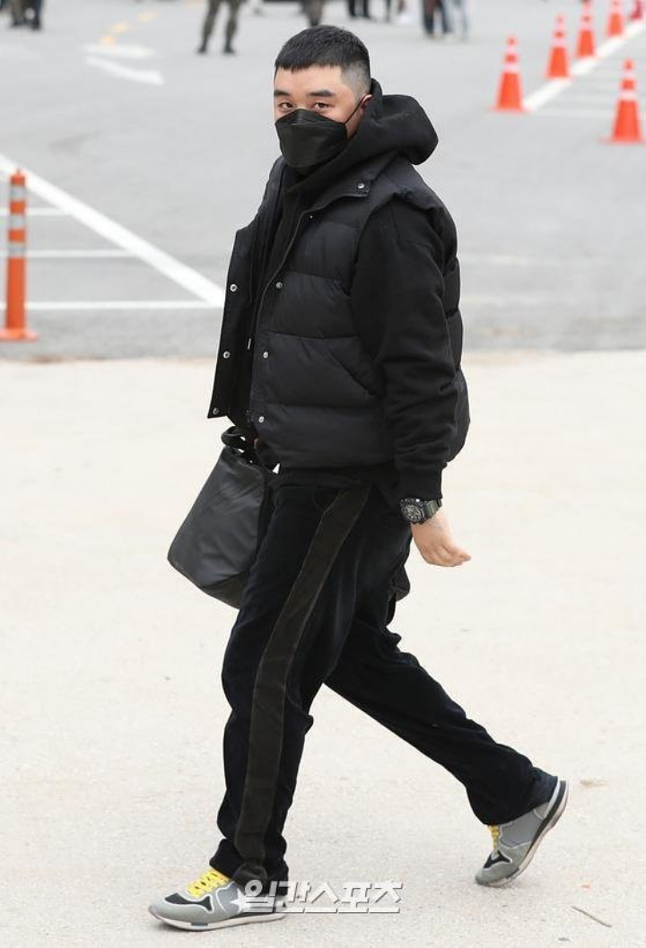Seungri Kenakan Outfit Mewah Puluhan Juta Saat Wamil Tuai Olokan Sadis