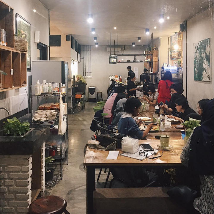 Ajak Anak Makan Sambil Membaca Buku di Libreria Eatery Surabaya