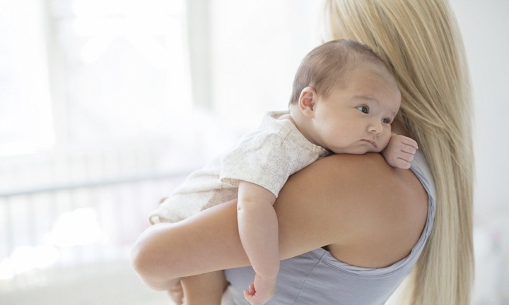 Menggendong dan Merawat Bayi Sendiri Juga Bisa Membantu Menurunkan Berat Badan Setelah Melahirkan