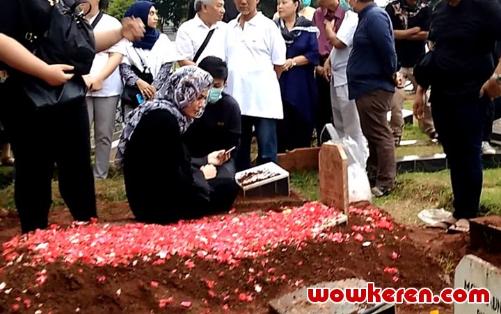 Intan RJ Nangis di Pemakaman Suami, Ungkap Berusaha Tegar Demi Besarkan 2 Anaknya