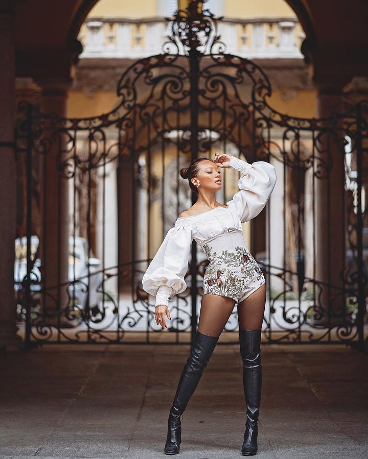 Abigail Tampak Elegan Dalam Balutan Busana Putih dan Sepatu Boots
