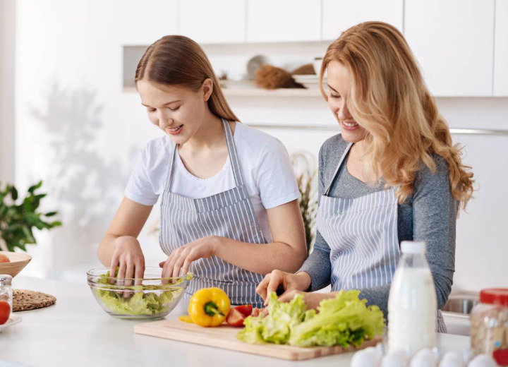 Memasak Bareng Anak, Cara Seru Habiskan Waktu Bareng Buah Hati di Rumah