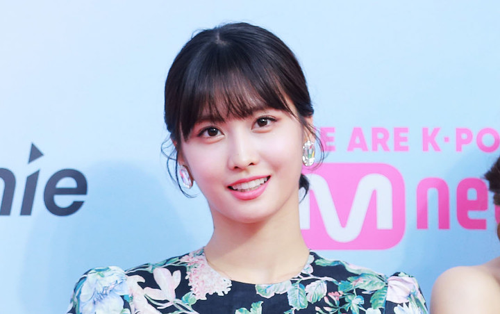 Gaya Seksi Momo Twice Berbikini di Pantai Tuai Perhatian Gaya Seksi Momo Twice Berbikini di Pantai Tuai Perhatian