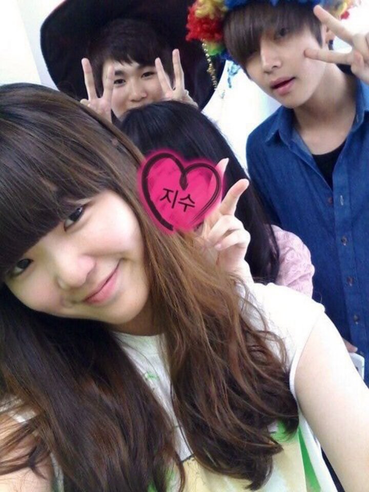 Foto V BTS Bareng Seunghee Oh My Girl Saat SMA Curi Perhatian