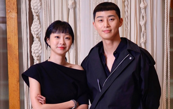 Kim Da Mi dan Park Seo Joon Terlihat Serasi di Hari Terakhir Syuting 'Itaewon Class'