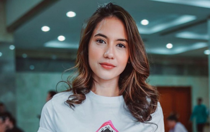 Pevita Pearce Rebahan Cantik dan Kerja dari Rumah, Gaya Santuy Tuai Reaksi Halu Kaum Adam