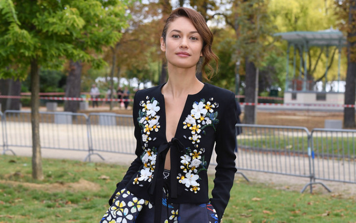 Tidak Diberi Obat Khusus Corona Oleh Dokter, Kondisi Olga Kurylenko Membaik Usai Konsumsi Ini