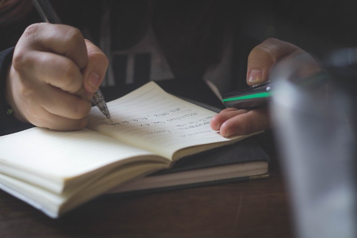 Gunakan Waktu Luang Kalian Untuk Mengerjakan Tugas Sekolah Atau Kuliah