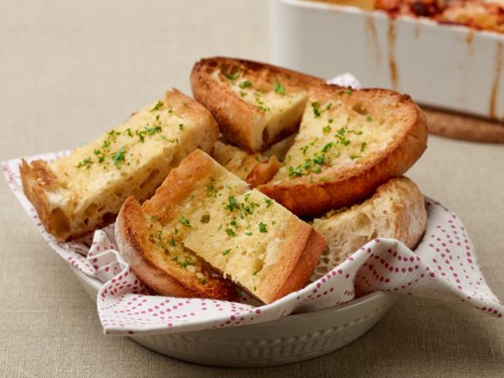 Kamu Penggemar Garlic Bread? Bikin Sendiri Aja Selama di Rumah Karena Wabah Corona