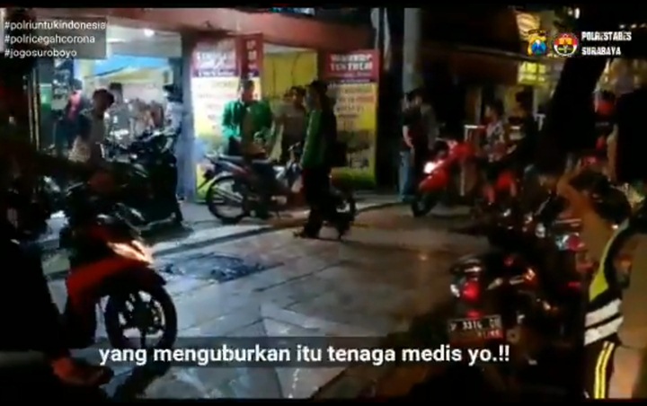 Begini Aksi Polwan Surabaya Bubarkan Gerombolan Pemuda Yang Nekat 'Tantang' Corona
