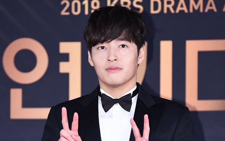 Aktris Senior Ini Puji Kang Ha Neul Menggemaskan di Lokasi 'When the Camellia Blooms'