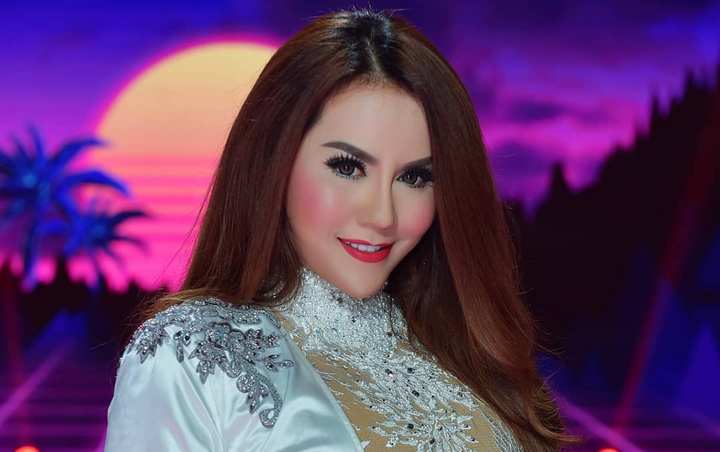 Pedangdut Seksi Nita Thalia Berjemur di Atap Rumah Saat Lakukan Social Distancing