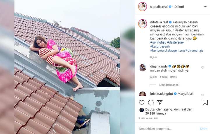 Nita Thalia Berjemur di Atas Genteng