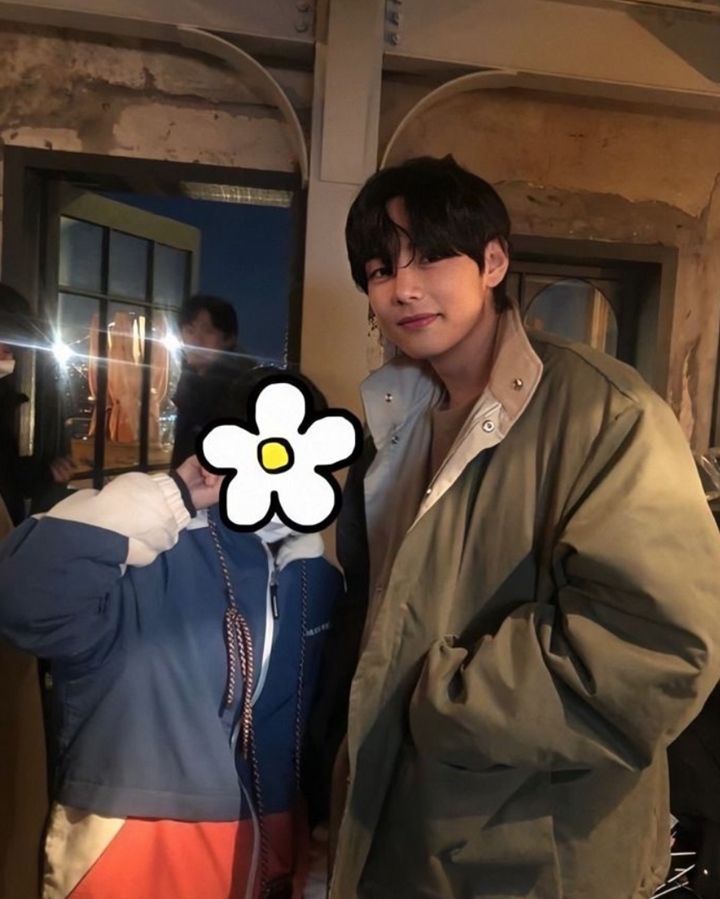 Foto V BTS Bareng Staf Cewek \'Itaewon Class\' Tuai Perhatian Gara-Gara Ini