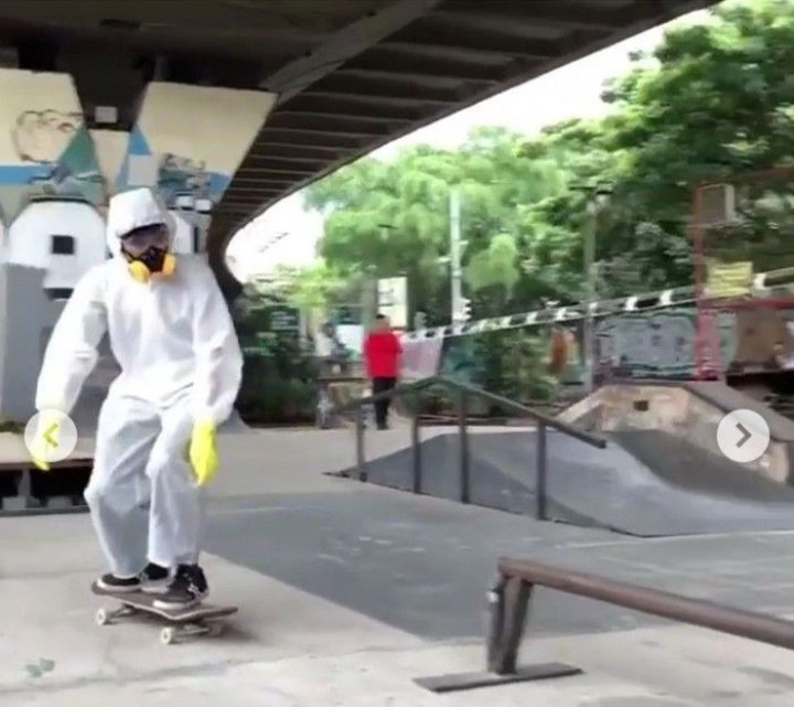 Bikin Geram, Pria Ini Gunakan APD Untuk Bermain Skateboard Demi Viral