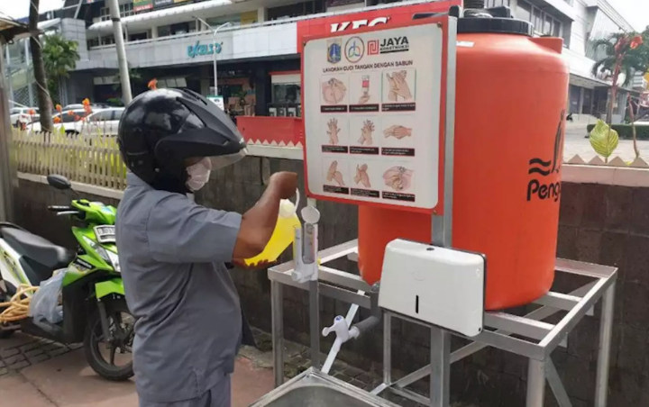 Jakarta Sebar Disinfektan dan Pasang Wastafel Portable Di 23 Titik