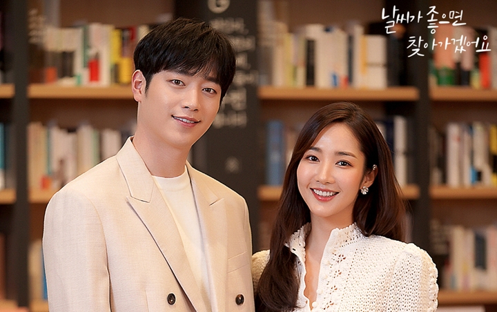 Park Min Young Terima Perhatian Manis Seo Kang Joon di Lokasi 'When the Weather is Fine'