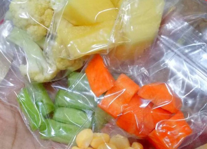 Plastik Juga Bisa Difungsikan Sebagai Penutup Makanan Saat Disimpan Tanpa Lemari Es