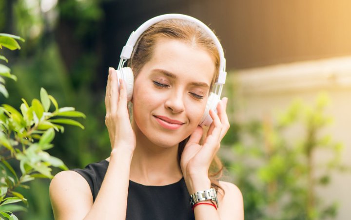 Hilangkan Rasa Bosan #DiRumahSaja Lewat 10 Lagu Terpopuler di Spotify Ini