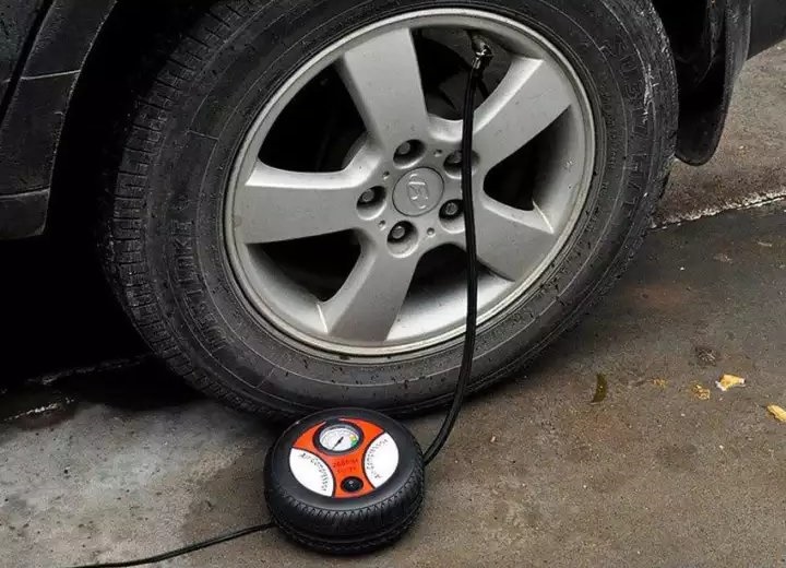 Pompa Udara Pada Ban dengan Maksimal dan Gunakan Dongkrak