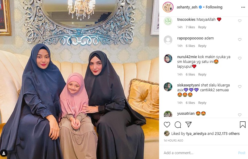 Aurel Hermansyah dan Ashanty Bikin Adem Saat Kompak Kenakan Busana Muslim