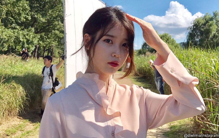 IU Kerjai Fans Habis-Habisan Bareng Sang Ayah Lewat Vlog Baru