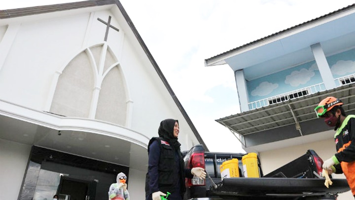 Relawan Perempuan Sigap Ikut 'Semprot' Gereja di Palu