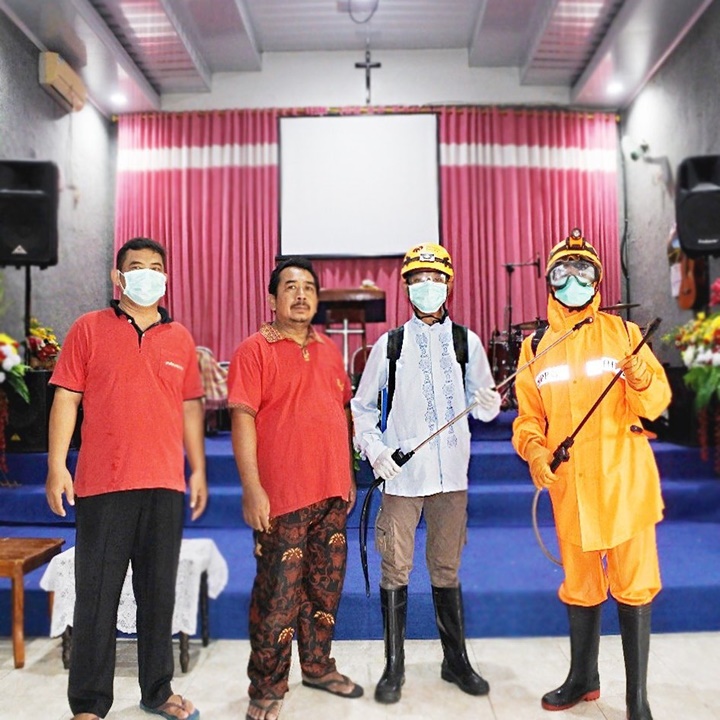 Rumah Zakat Semprot Disinfektan di Kediri
