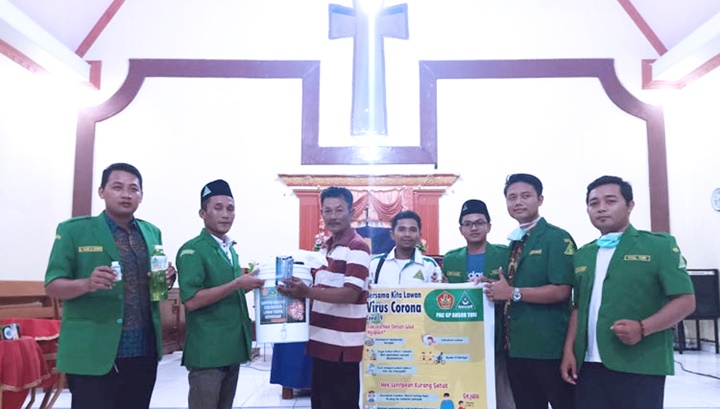GP Ansor Bagikan Hand Sanitizer ke Tempat Ibadah