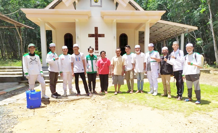 FPI Kalsel Semprot Disinfektan ke Gereja