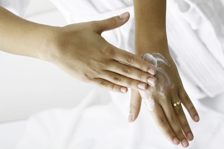 Menggunakan Hand Cream