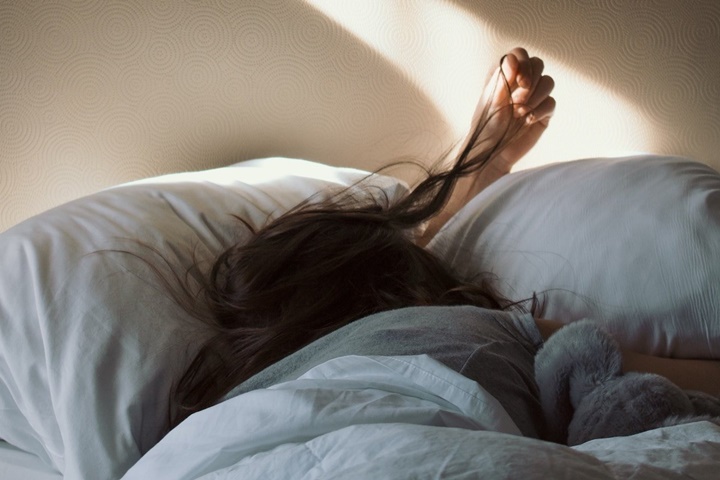 Tidur dengan Rambut yang Kotor