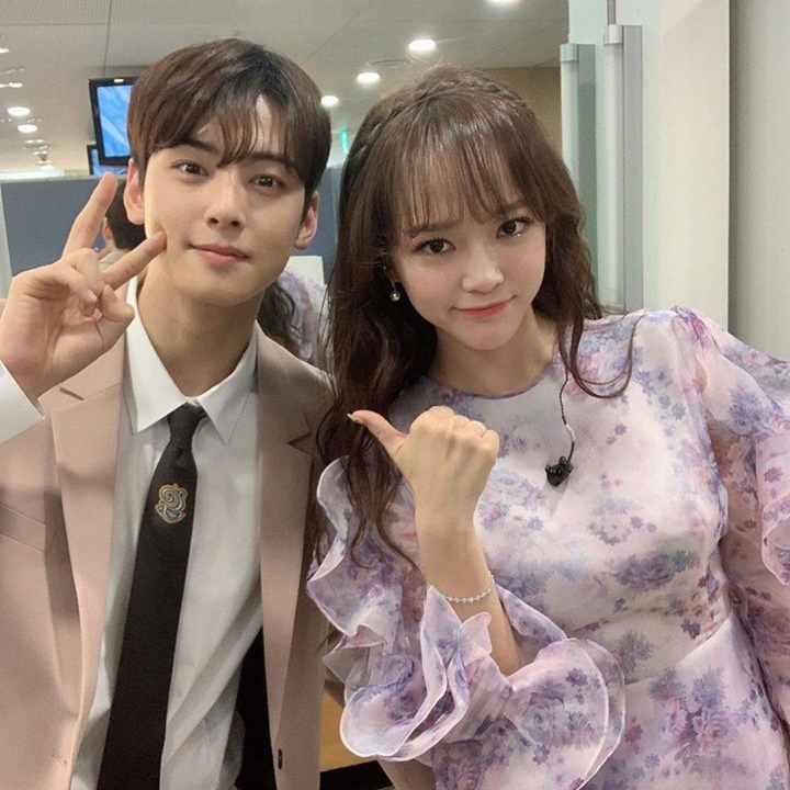 Kim Sejeong Pamer Foto Bareng Cha Eunwoo