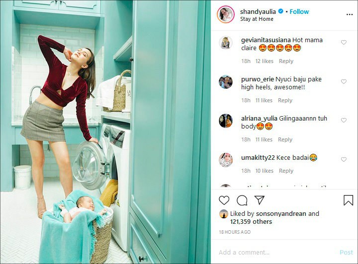 Tampilan Kece Shandy Aulia Saat Nyuci Baju Bikin Netizen Salah Fokus