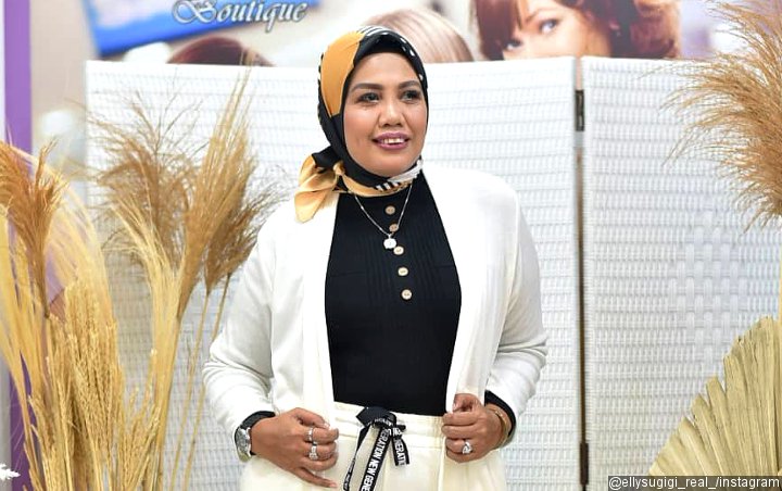Ely Sugigi Pamer Selfie Dengan Penampilan Berbeda Pakai Behel, Sukses Bikin Pangling!