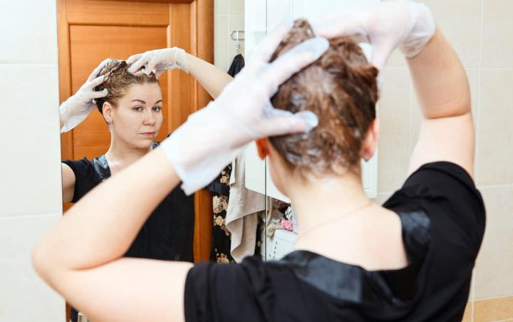 Enggak Perlu Repot-repot Ke Salon, 7 Tips Ini Mudahkan Kalian Mengecat Rambut Sendiri Di Rumah