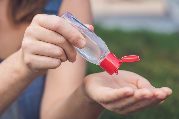 Selalu Bawa dan Gunakan Hand Sanitizer