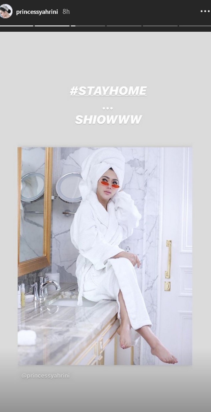 Di Rumah Saja, Syahrini Unggah Foto Lawas Cuma Pakai Handuk