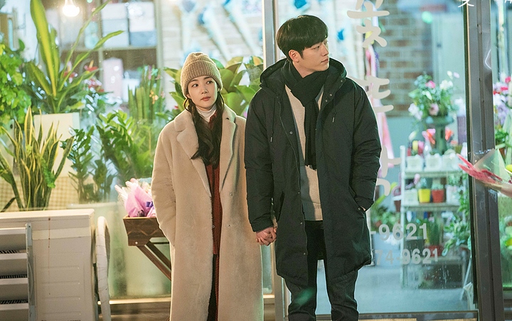 'When the Weather is Fine' Bocorkan Foto Intim Park Min Young dan Seo Kang Joon