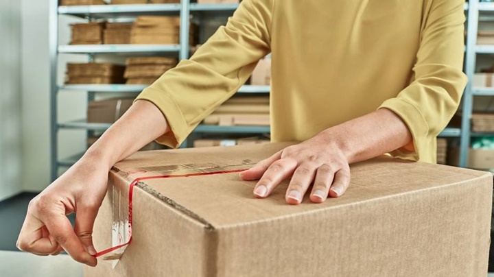Sembarangan Saat Membuka Paket