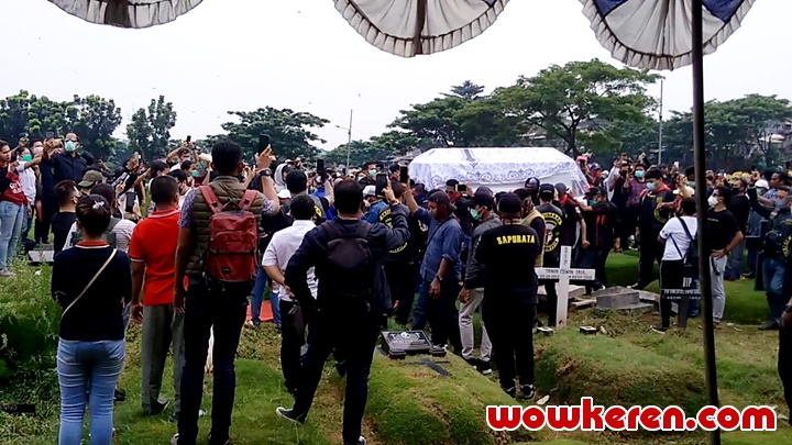 Suasana Pemakaman Glenn Fredly di Tanah Kusir