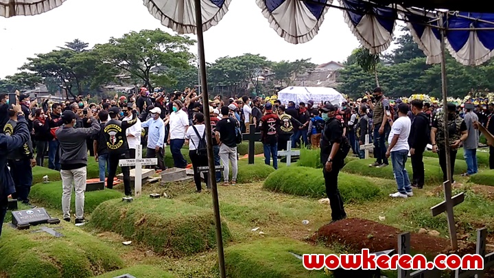 Kerabat Dekat Serta Pelayat Memenuhi Lokasi Pemakaman Glenn Fredly