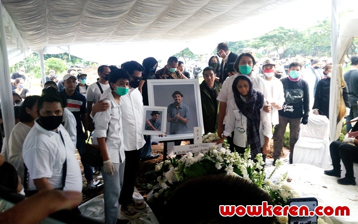 Kerabat Memakai Baju Warna Putih Mengantar Glenn Fredly