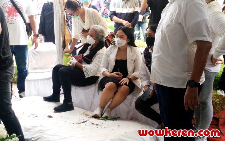 Mutia Ayu Berusaha Tegar Meski Raut Kesedihan Terlihat Jelas