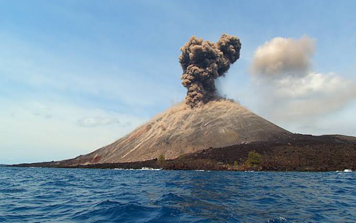 Erupsi, Begini Sejarah Kelam ‘Kelahiran’ Gunung Anak Krakatau