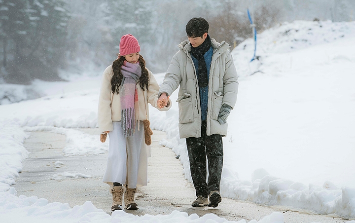 Seo Kang Joon Swag Tolak Permintaan Park Min Young di Lokasi 'When The Weather Is Fine'