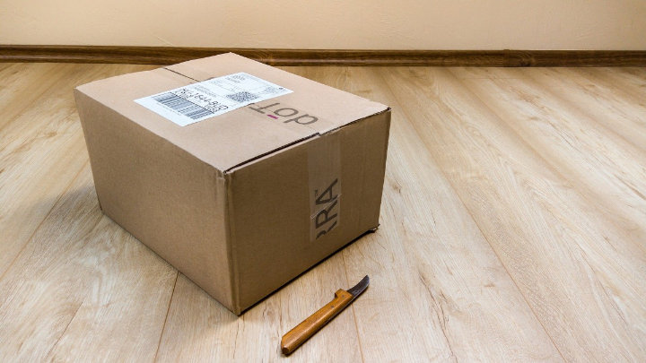Buka Paket di Luar Rumah