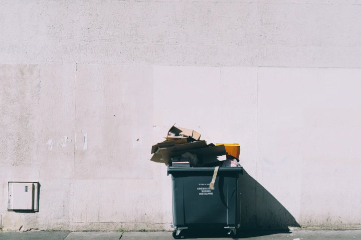 Langsung Buang Pembungkusnya di Tempat Sampah