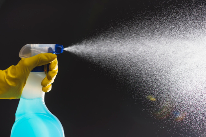 Semprotkan Cairan Disinfektan pada Isi Paket